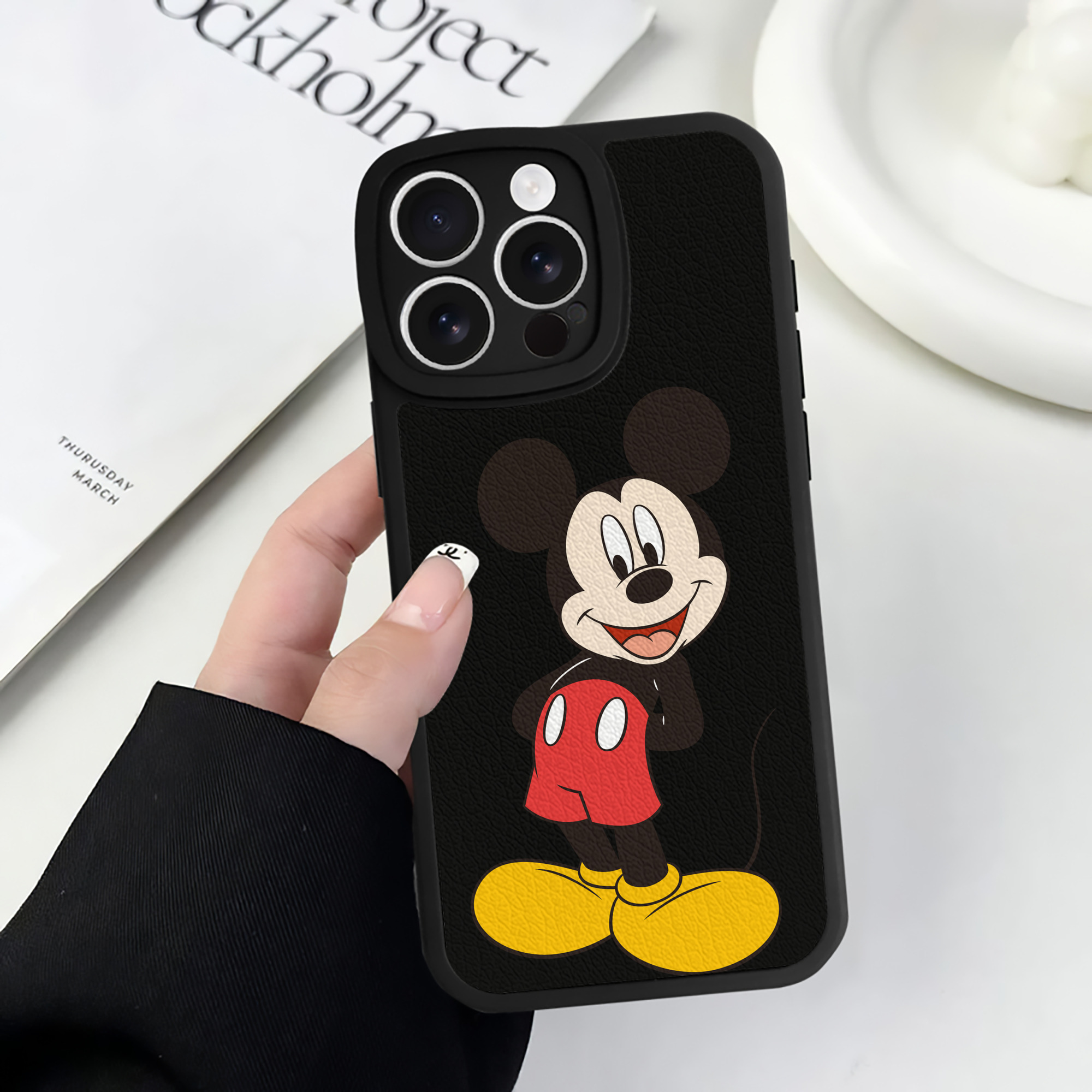 （画像用） ミッキーマウス Mickey Mouse 【iPhone 16シリーズ対応】シリコンスマホケース（レザー調） 材質：シリコン
